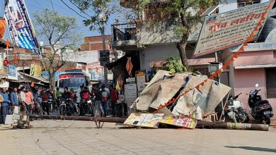 Photo of पट्टी में बीच सडक टूट कर गिरा बिजली का खम्भा, बड़ी दुर्घटना होने से बची