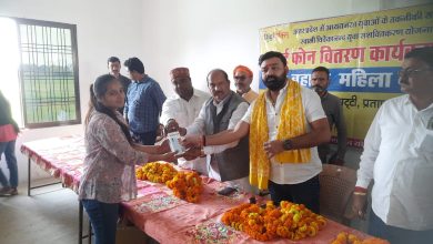 Photo of स्मार्टफोन पाकर ख़ुशी से झूमे छात्र