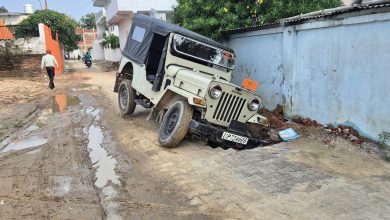 Photo of टाउन एरिया के गड्ढे में फंस गई प्रधान की जीप