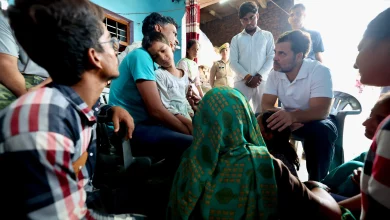 Photo of हाथरस : सत्संग हादसे में मृतको के पर‍िजनों से म‍िले राहुल गांधी, द‍िया मदद का भरोसा
